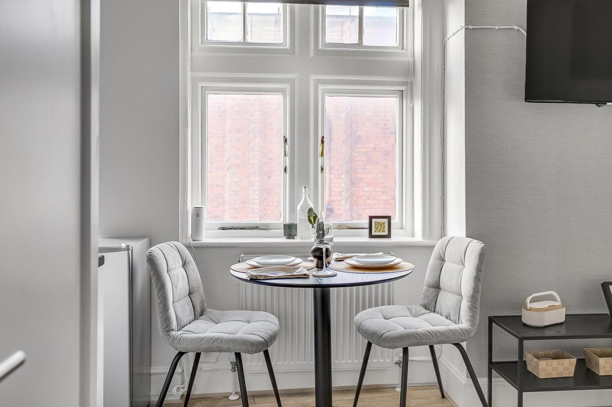 Lovely Kensington Apartments London Room photo